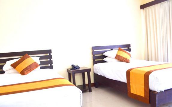 guest room twin bed di Nirmala Hotel Denpasar