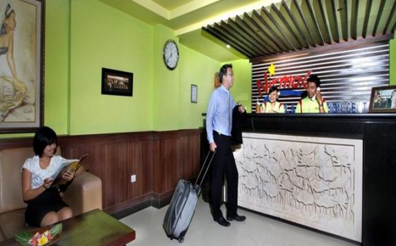 receptionist di Nirmala Hotel Denpasar