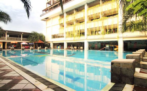 swimming pool di Nirmala Hotel Denpasar