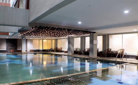 Swimming Pool di NJ Hotel Semarang