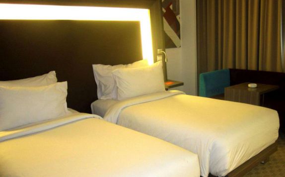guest room twin bed di Novotel Bangka Golf & Convention Centre