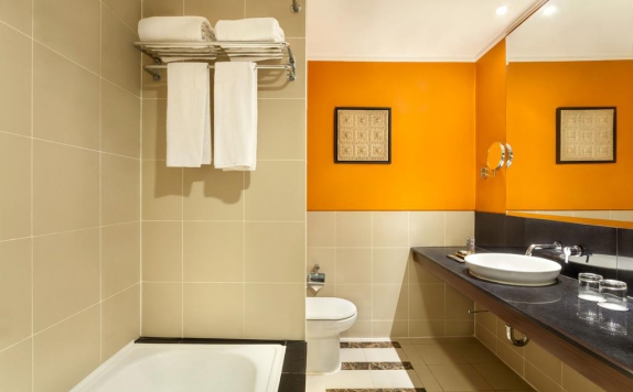 Bathroom di Novotel Hotel Semarang