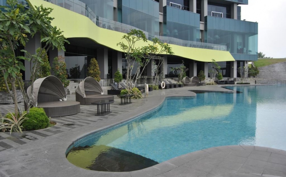 Swimming Pool di Novotel Lampung