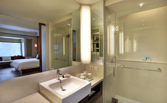 Bathroom di Novotel Lombok Resort and Villas