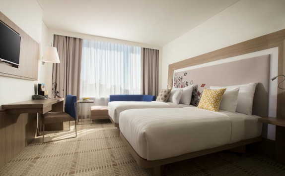 guest room twin bed di Novotel Makassar Grand Shayla City Centre
