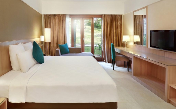 Tampilan Bedroom Hotel di Novotel Surabaya Hotel & Suites