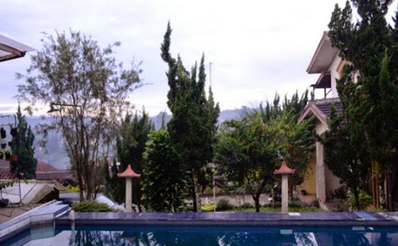 Swimming Pool di Nur Alam Hotel Lembang