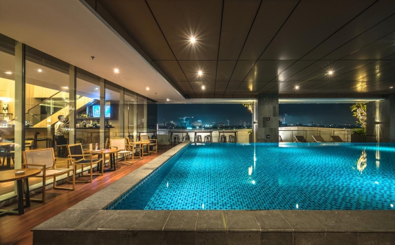 Swimming Pool di Oakwood Hotel and Residence Surabaya