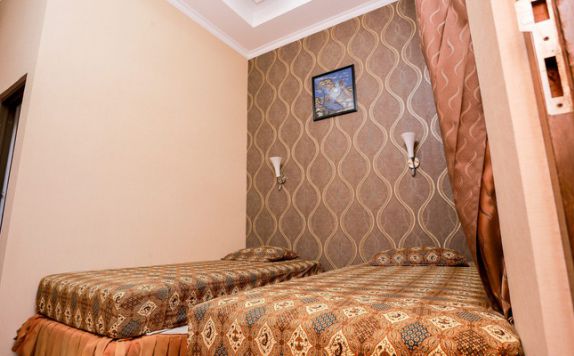 guest room twin bed di Oasis Hotel Yogya