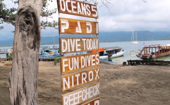 Tampilan Eksterior Hotel di Oceans 5 Dive Resort