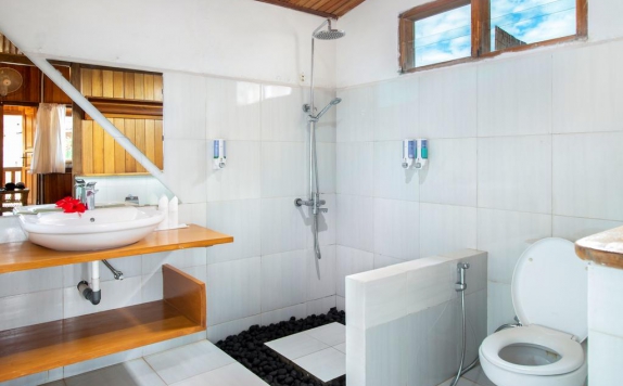 Tampilan Bathroom Hotel di Onong Resort