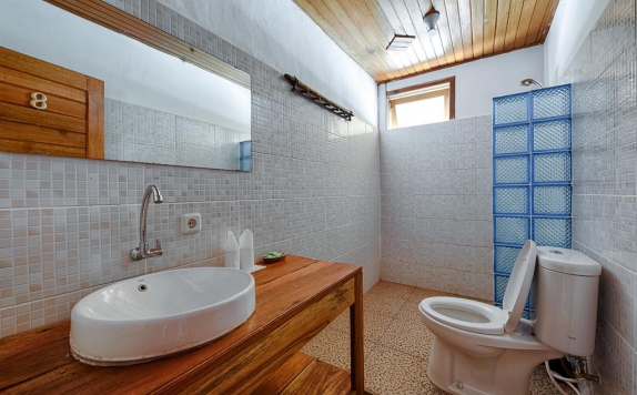 Tampilan Bathroom Hotel di Onong Resort