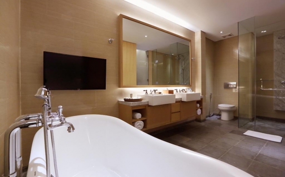 Tampilan Bathroom Hotel di Ossotel Legian