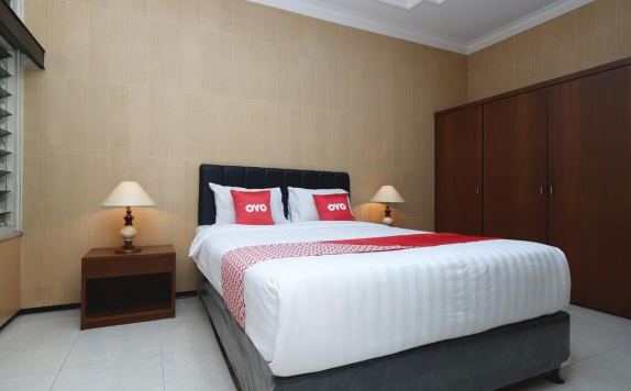 Tampilan Bedroom Hotel di OYO 1843 Cahya Nirwana