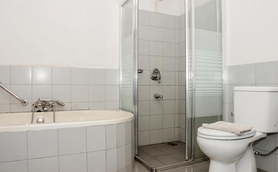 Tampilan Bathroom Hotel di OYO 224 Wisma Grand Kemala