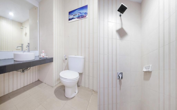 Tampilan Bathroom Hotel di OYO 472 Hotel Asyra