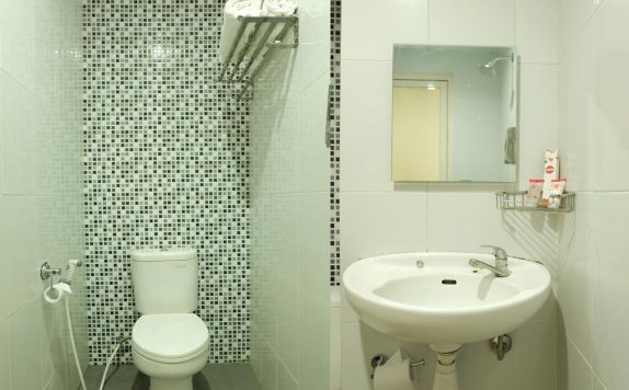 Tampilan Bathroom Hotel di OYO 603 Ebizz Hotel