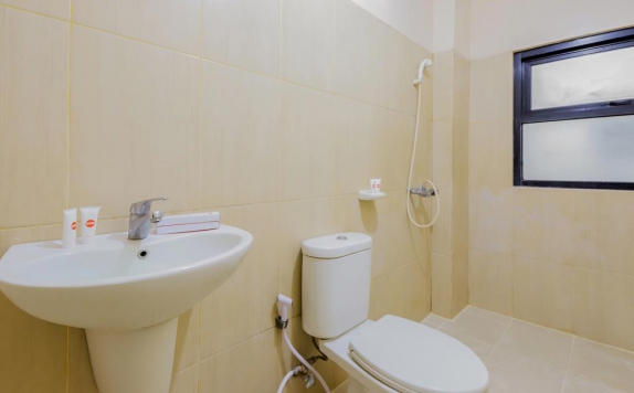 Tampilan Bathroom Hotel di OYO 919 Hotel Kalisma Syariah