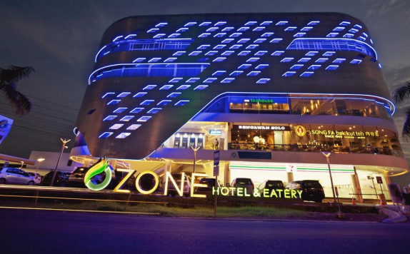Front View di Ozone Hotel Jakarta