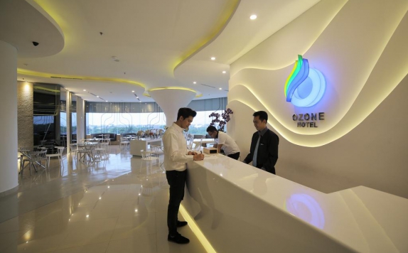 Receptionist di Ozone Hotel Jakarta