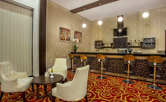 bar di Padjadjaran Suites Business & Conference Hotel Cengkareng