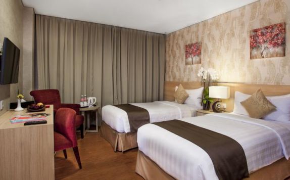 guest room twin bed di Padjadjaran Suites Business & Conference Hotel Cengkareng