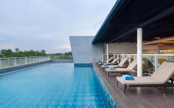 swimming pool di Padjadjaran Suites Business & Conference Hotel Cengkareng