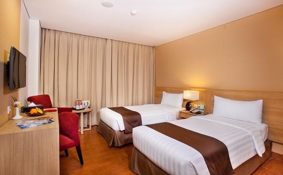 guest room twin bed di Padjajaran Suites