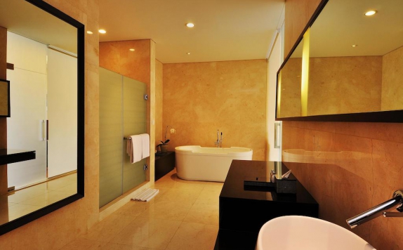 Tampilan Bathroom Hotel di Padma Hotel