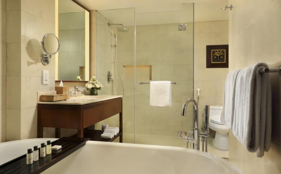 Tampilan Bathroom Hotel di Padma Resort Legian