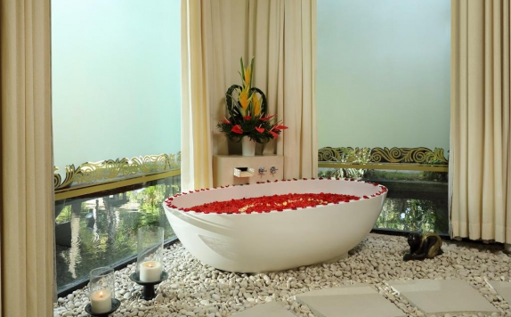 Tampilan Bathroom Hotel di Padma Resort Legian