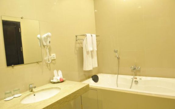 Bathroom di Padmasari Resort Hotel
