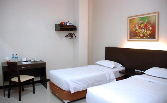 guest room twin bed di Palace Inn Plaza Medan