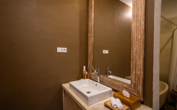 Tampilan Bathroom Hotel di Palmae Villa
