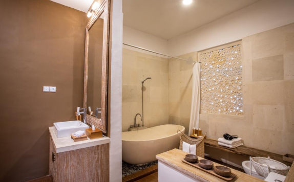 Tampilan Bathroom Hotel di Palmae Villa
