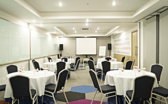 Meeting room di PALM PARK Hotel Surabaya