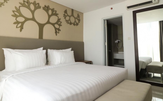 Tampilan Bedroom Hotel di PALM PARK Hotel Surabaya