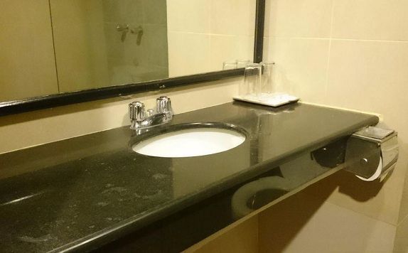 Bathroom di Palu Golden Hotel