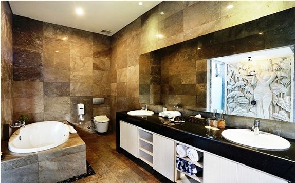 Bathroom di Pandawa Beach Villas