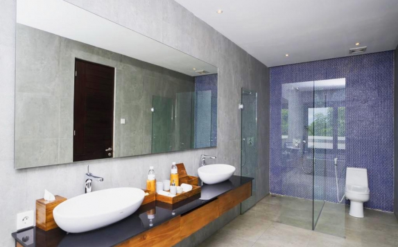 Bathroom di Pandawa Beach Villas & Resort
