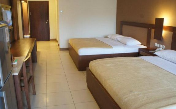 guest room twin bed di Pantai Indah Resort Hotel Timur