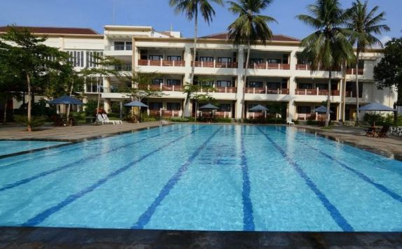swiming di Pantai Indah Resort Hotel Timur