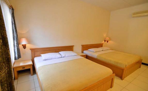Twin Bed di Pantai Indah Resort Hotel Timur
