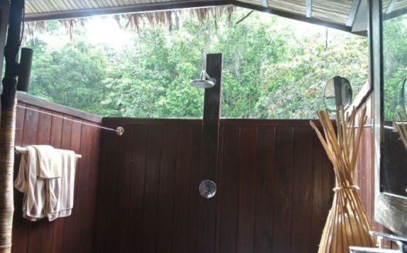 Bathroom di Papua Paradise Resort