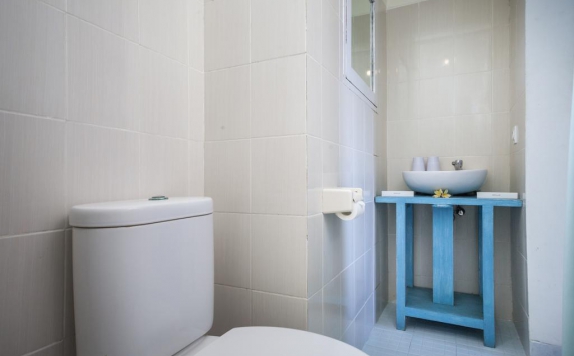 Tampilan Bathroom Hotel di Paras Paros Marina Lodge