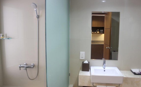 Tampilan Bathroom Hotel di Park Regis Kuta Bali