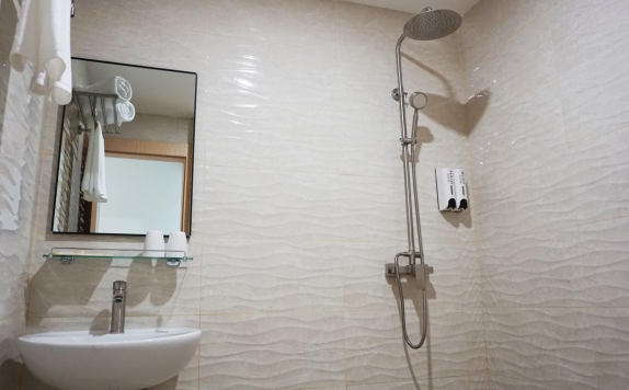 Bathroom di Parkside Sovrano Hotel Batam