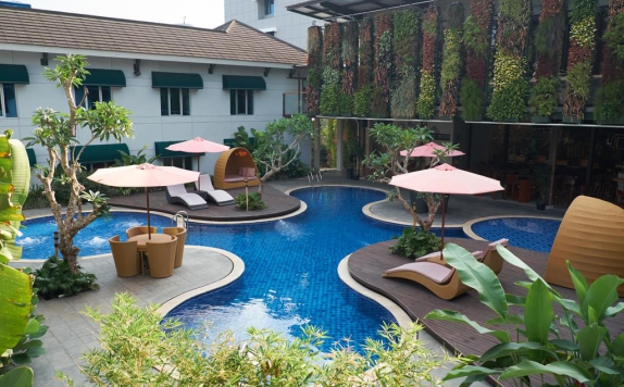 swimming pool di Patra Jasa Hotel