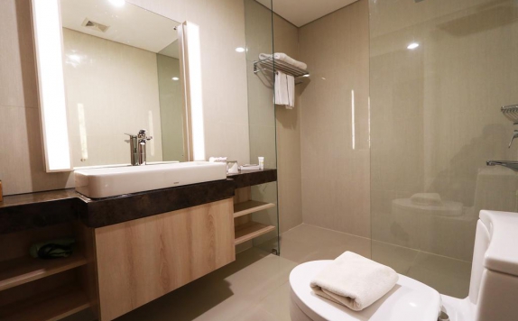 Bathroom di Patra Semarang Hotel & Convention
