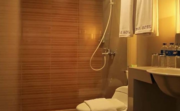 Bathroom di Pax Hotel